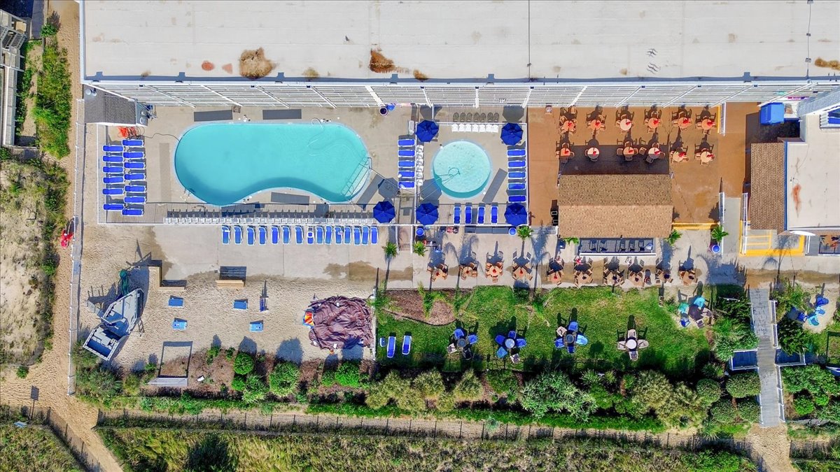 The Large Seasonal Outdoor Pool, Jacuzzi and Tiki bar are sure to please everyone in your family!