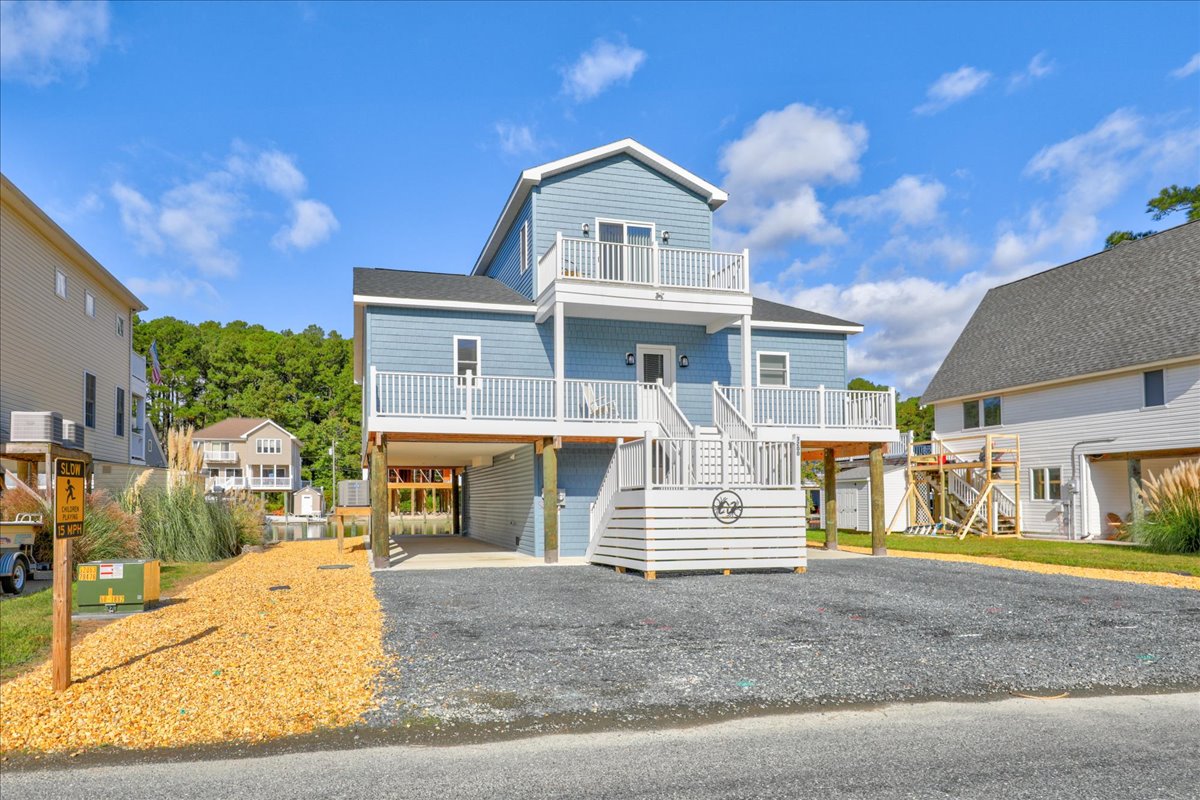 Plenty of parking for you boat trailer and water toys.