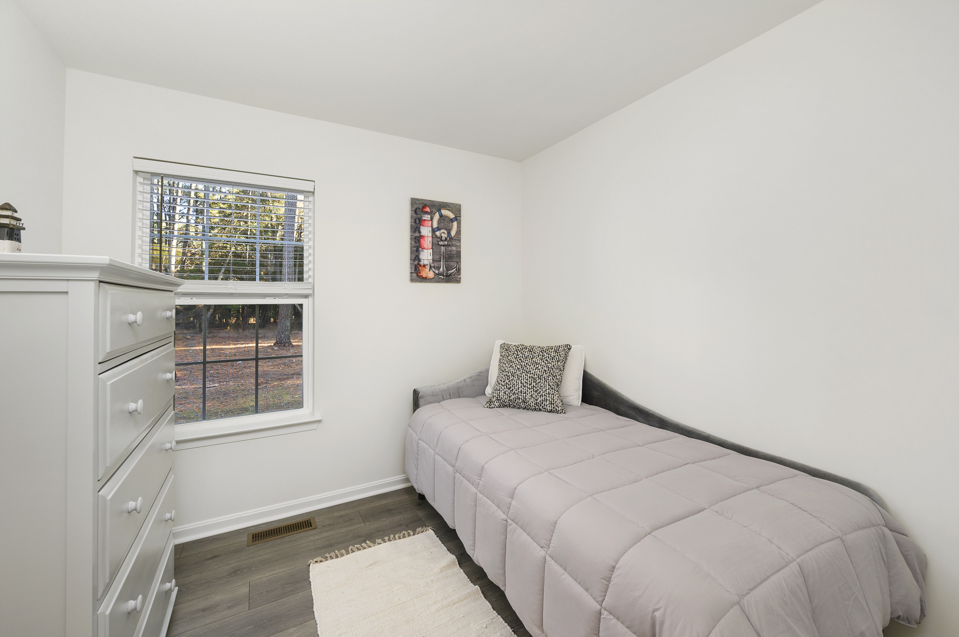 Den on 1st Floor has Daybed.