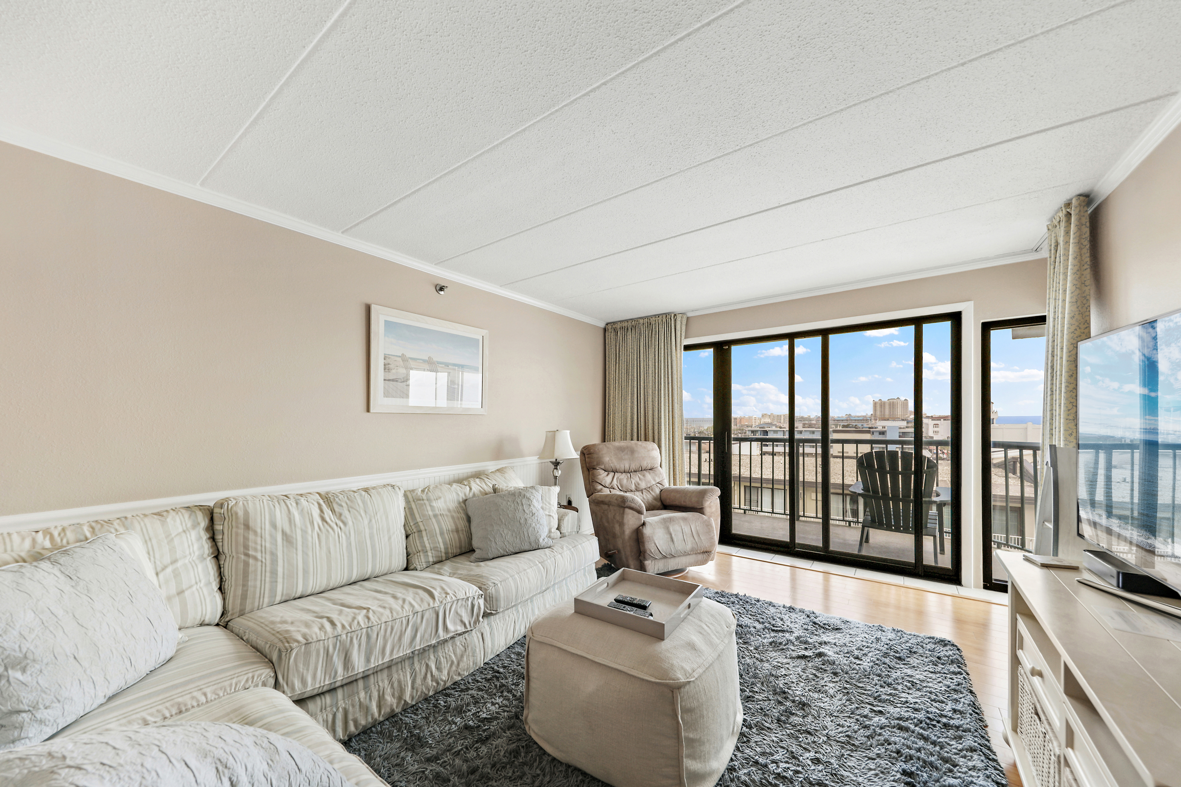 Slip out to the Private Balcony and take in that sweet, salty air while watching the moon dance on the surf while you sip on a glass of your favorite vino!