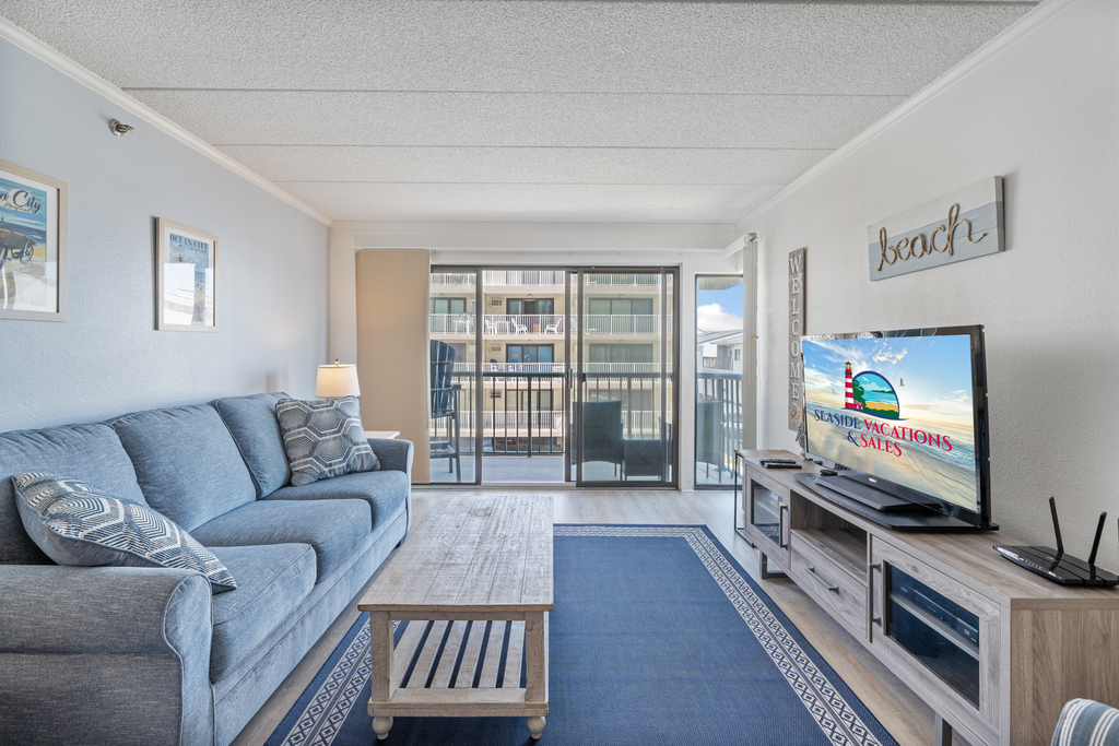 Step directly out onto the balcony from the living room and take in the spectacular ocean views.