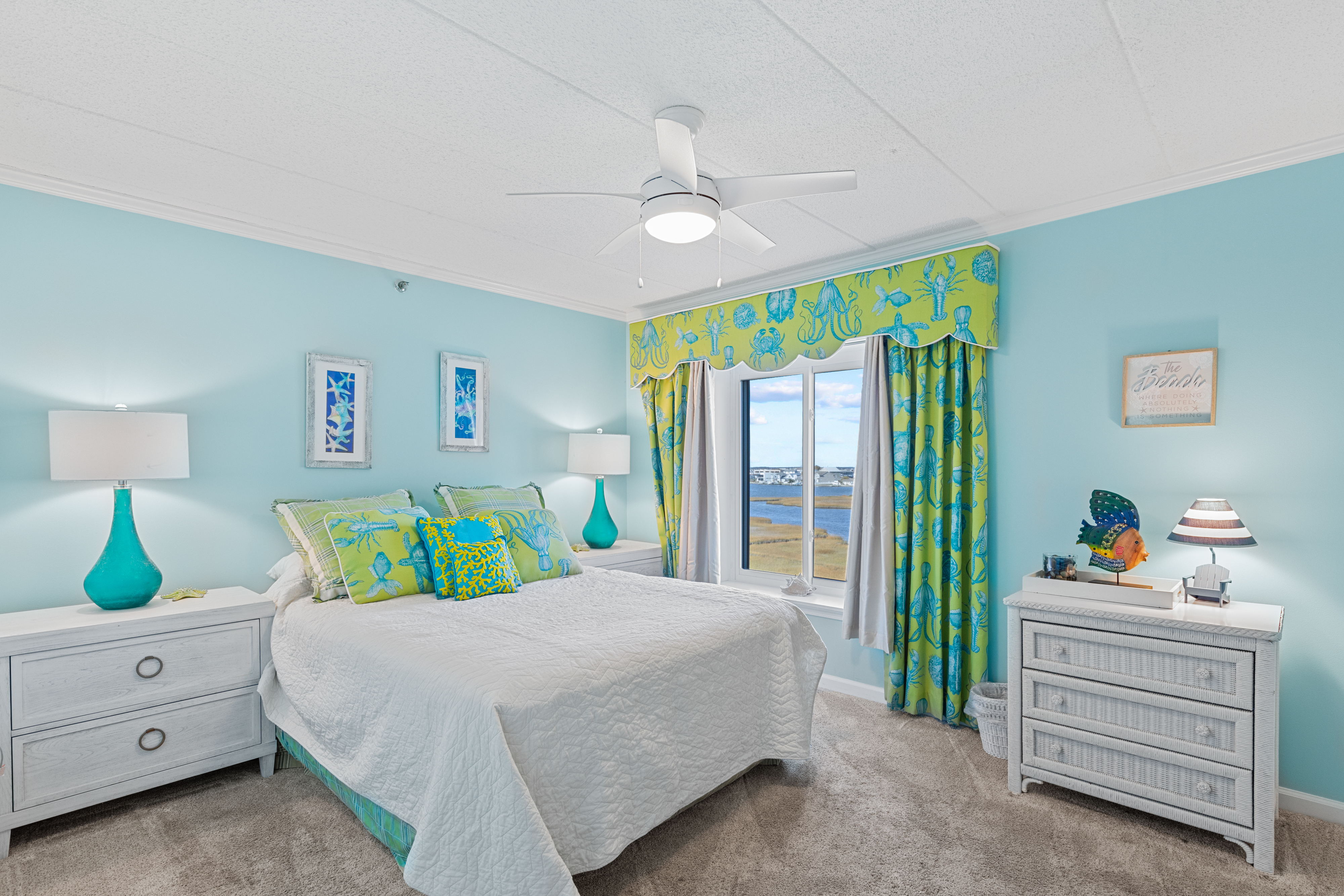 Funky, Fun Decor, a Flat Screen TV, and Bay Views for your enjoyment!