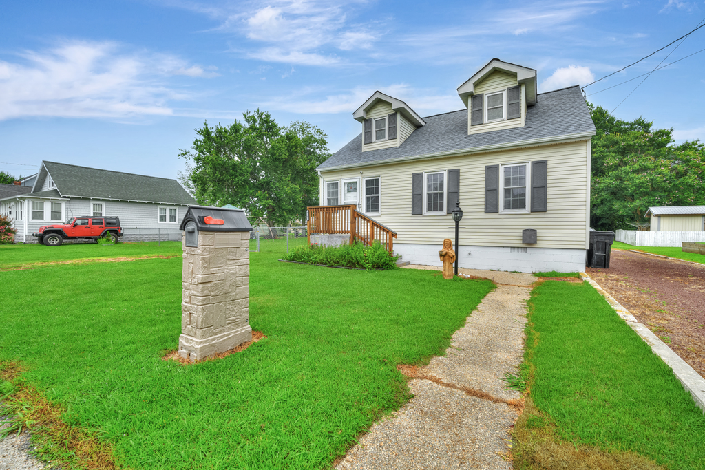 This lovely home sits in a great mid-island location and sleeps 8.