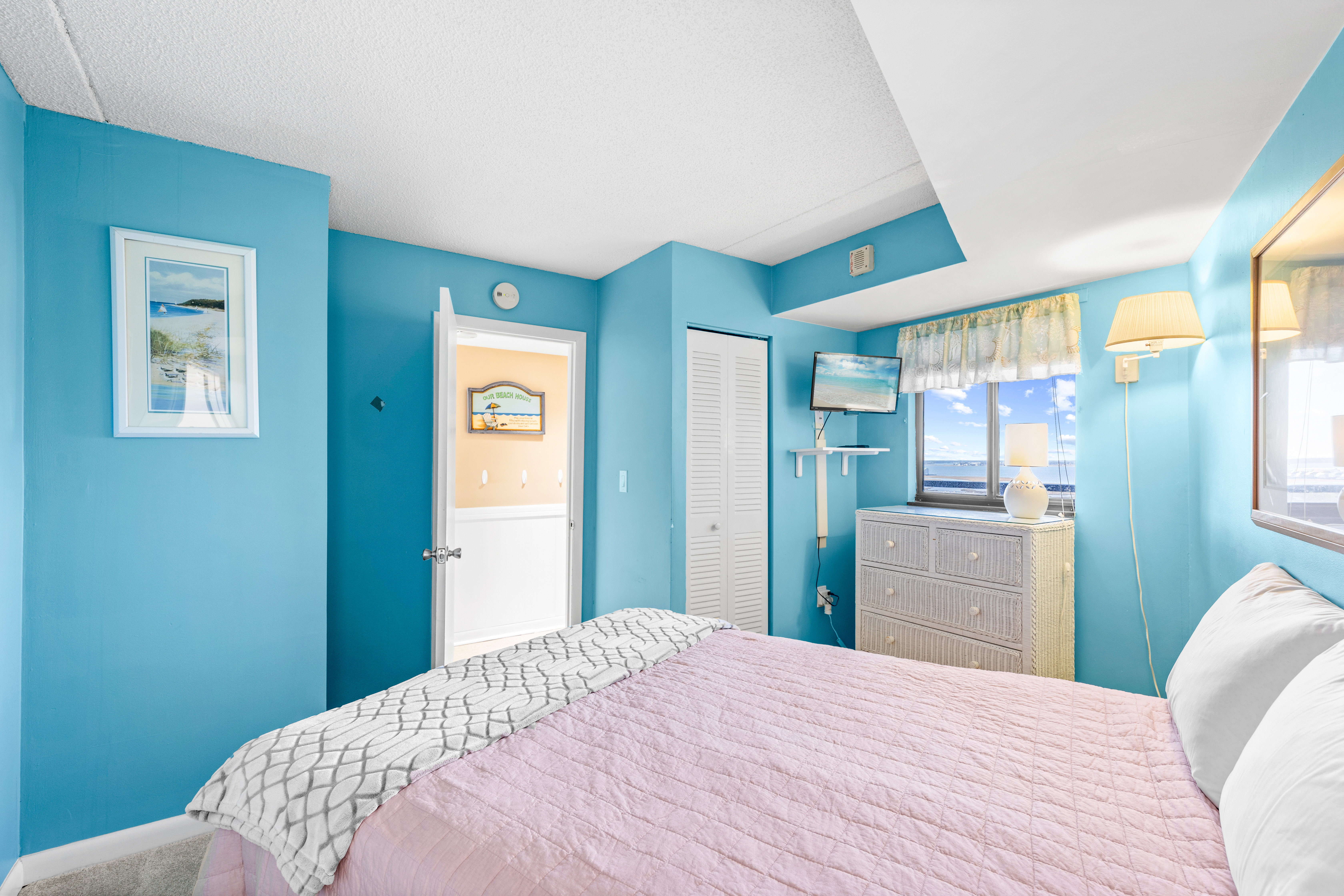 Sink into bed & enjoy the Flat Screen TV!