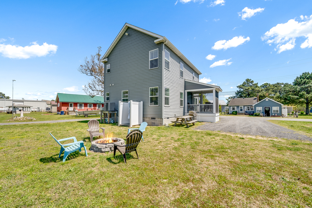 Picnic Area with Picnic Table and Fire Pit!