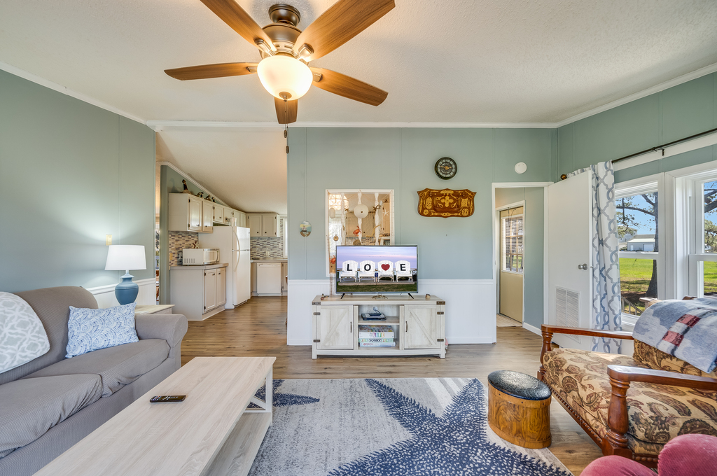 With 2 Living Areas, there's plenty of room for all.