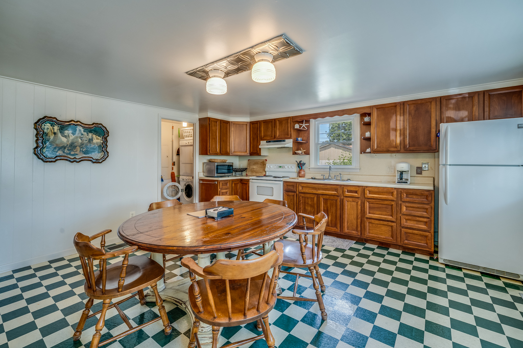 Huge Eat-in Kitchen make family meals easy breezy.