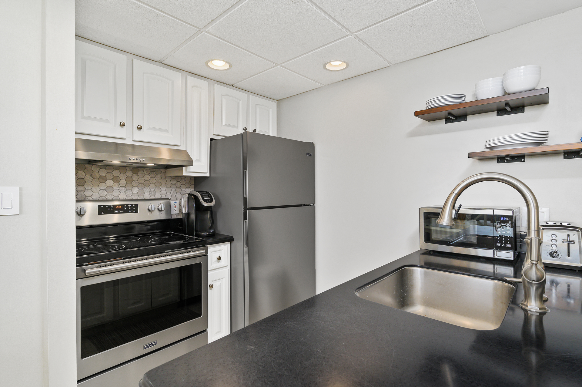 Stainless steel appliances throughout make mealtime an Ocean Breeze!