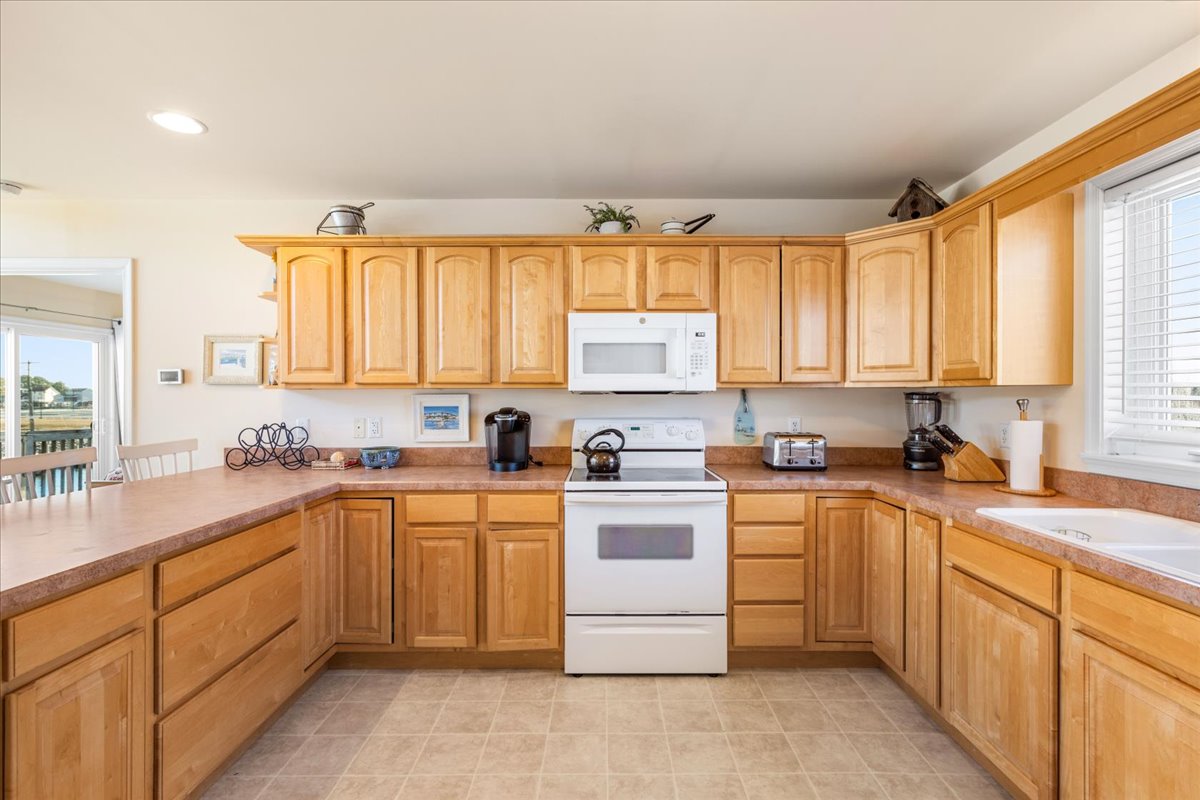 Cook dinner in the Well-Stocked Kitchen, or wander down to the Marina Club, just around the corner.