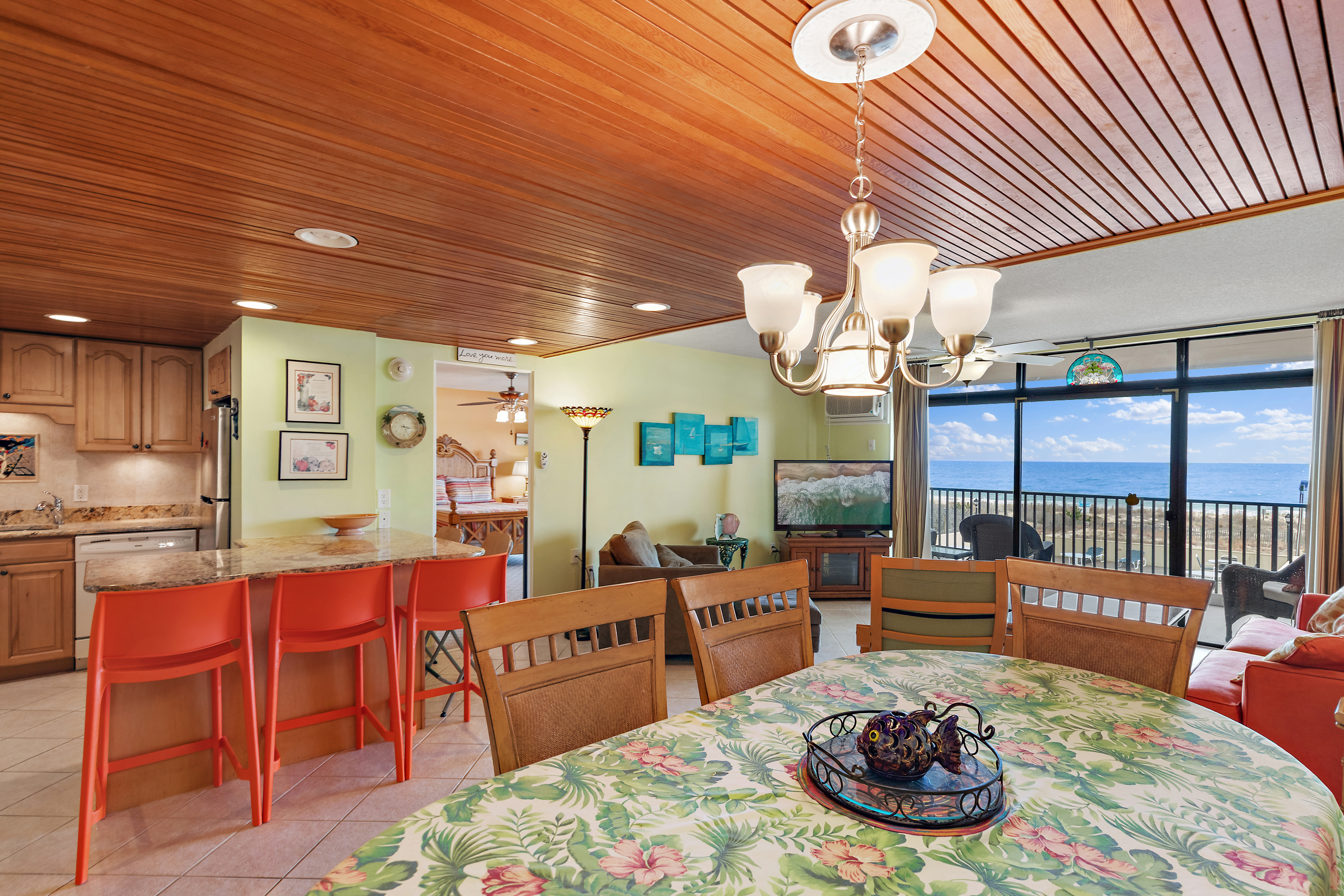 Lovely dinning area for family meals on vacation