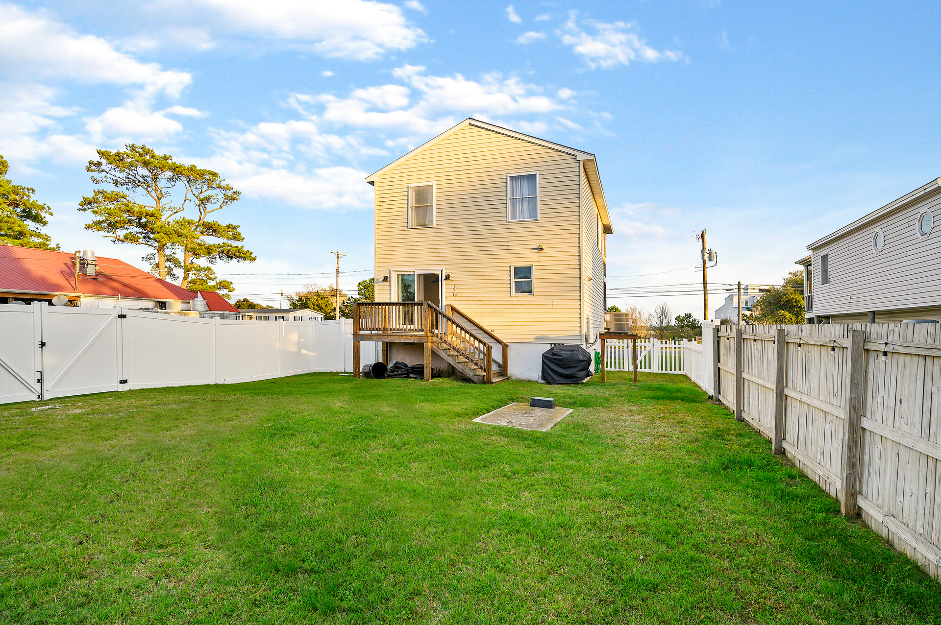 Lovely Deck and Fenced Backyard.
