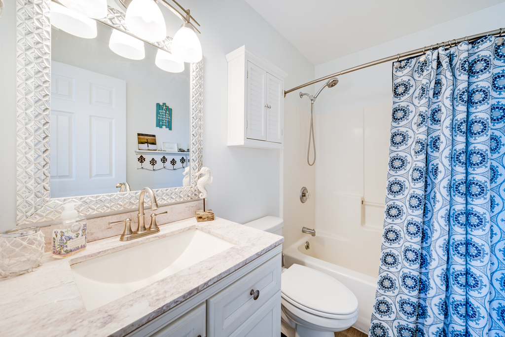 Primary Full Bath with Tub/Shower Combo.