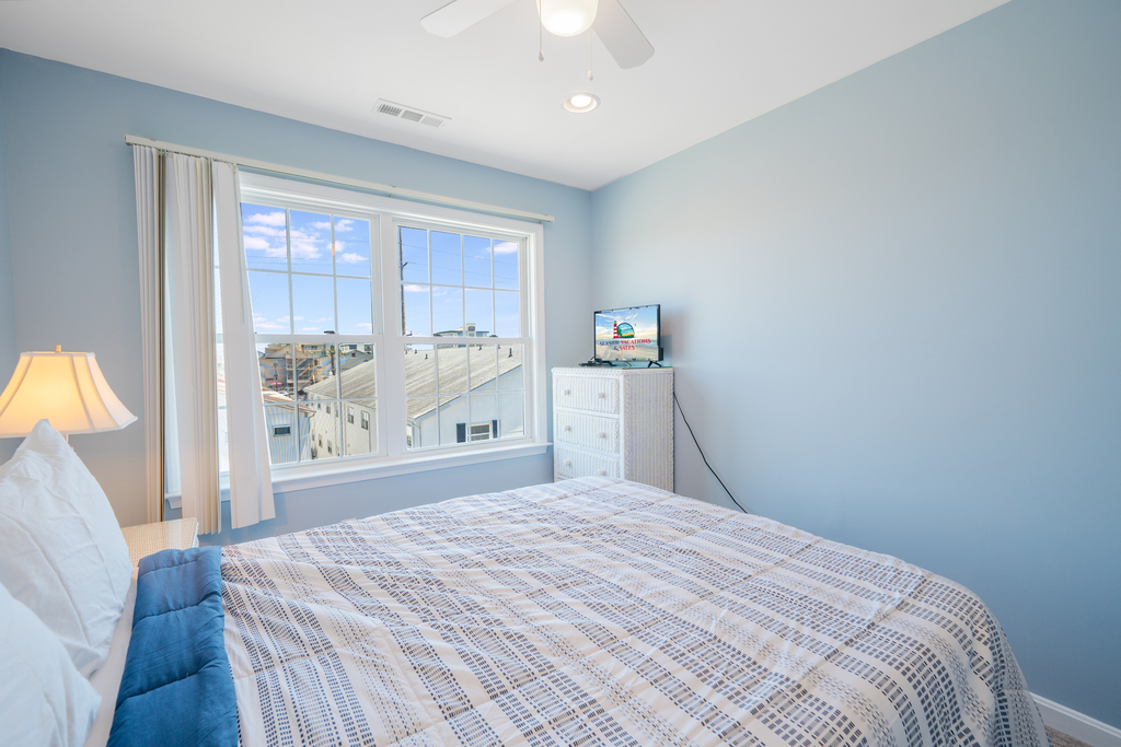 A bright space that features a Flat Screen TV.