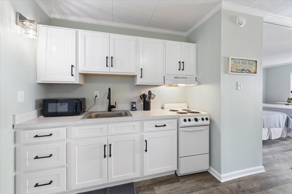 Well-Stocked with everything you'll need to make mealtime a Bay Breeze!