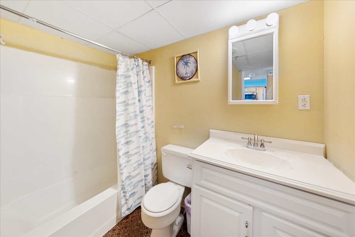 Full Shared Bath, offering a Shower/Tub Combo.