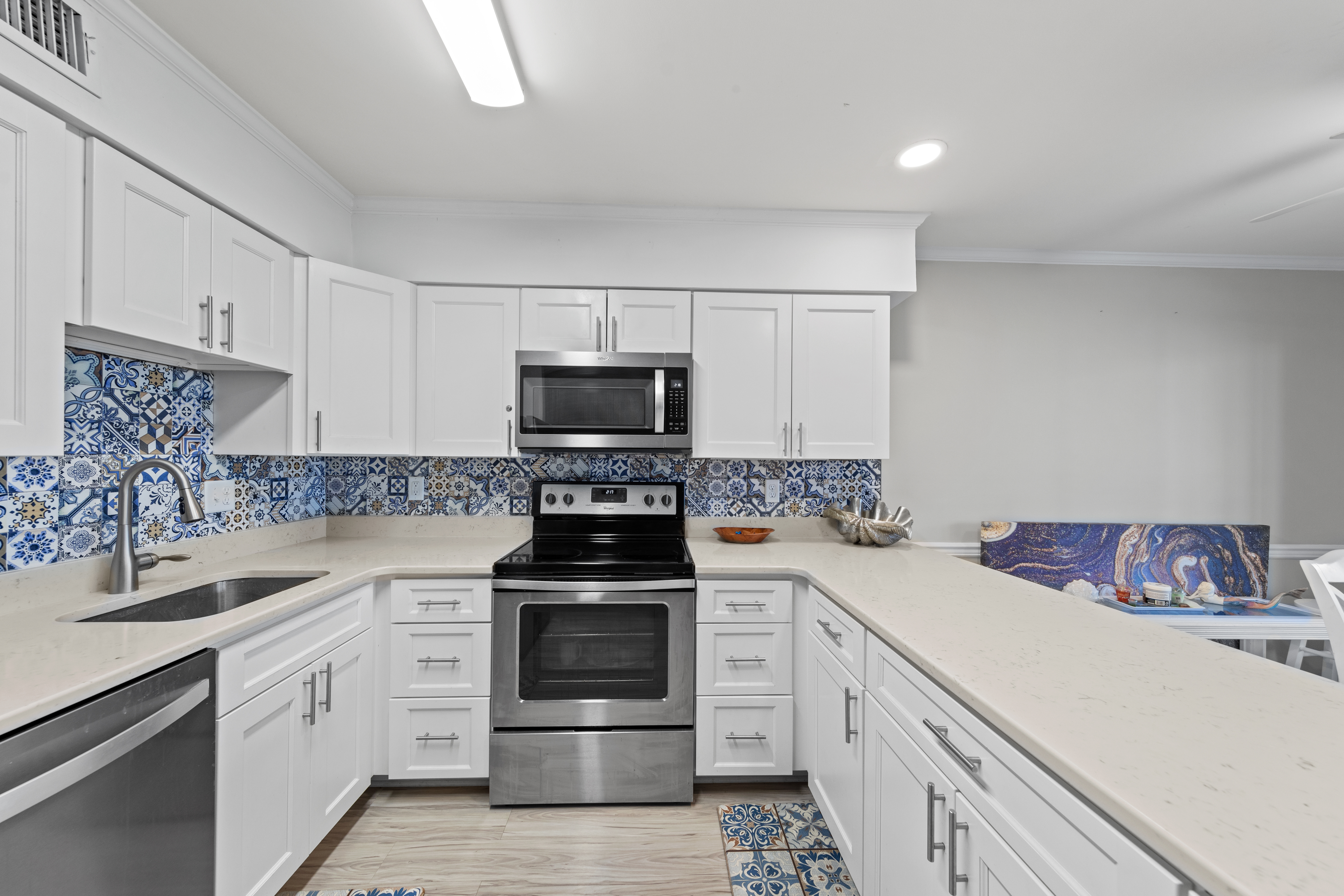 Stainless steel appliances & all the luxuries of this kitchen will be a chef's dream!