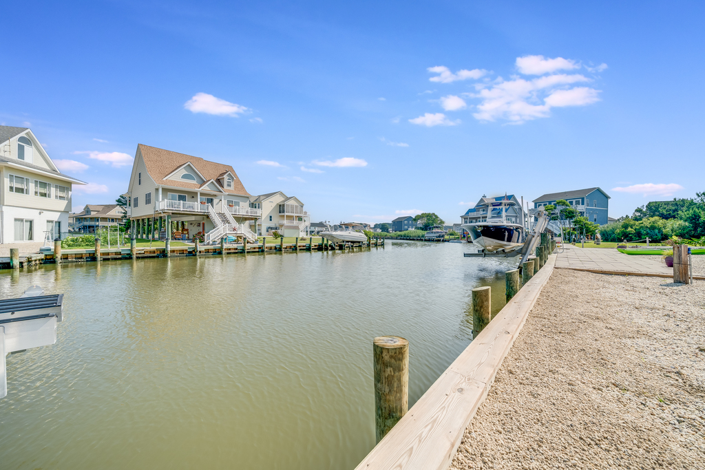 Perched directly on the Canal - Bring the Boat!