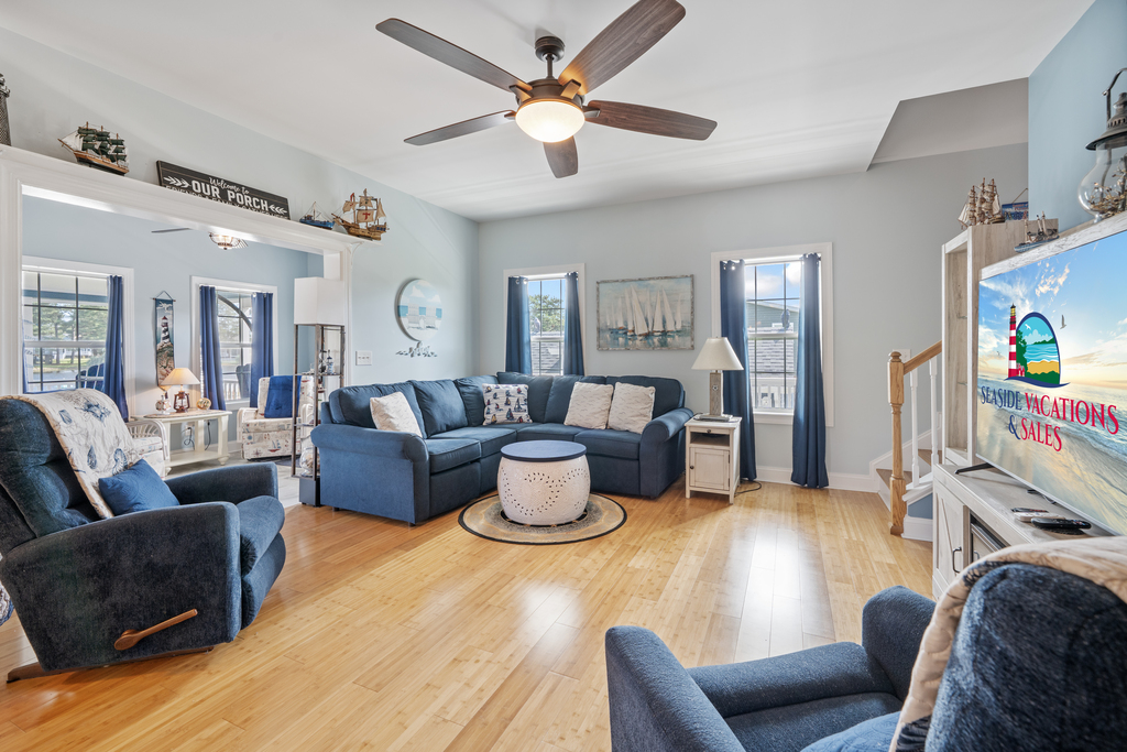 Relax in the Living Area with Free WiFi and Flat Screen Smart TV.