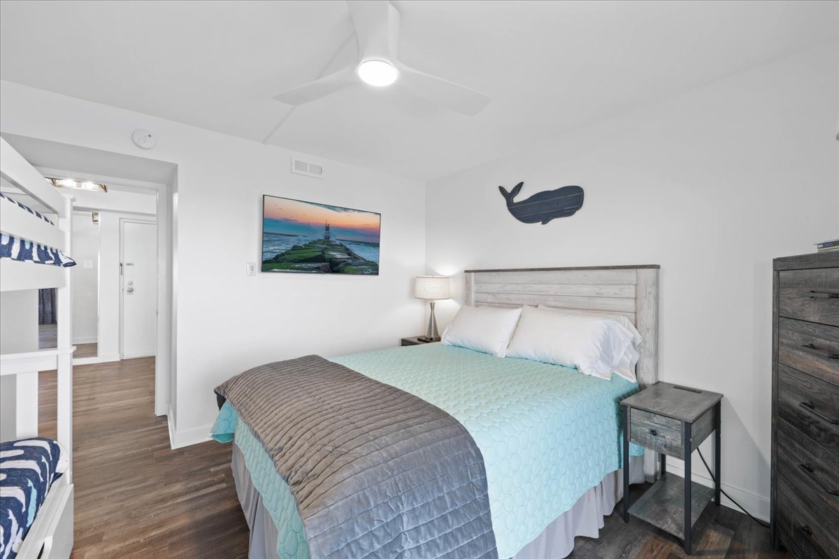 This area sleeps up to 4 with a Queen Bed and Twin Bunk Bed!