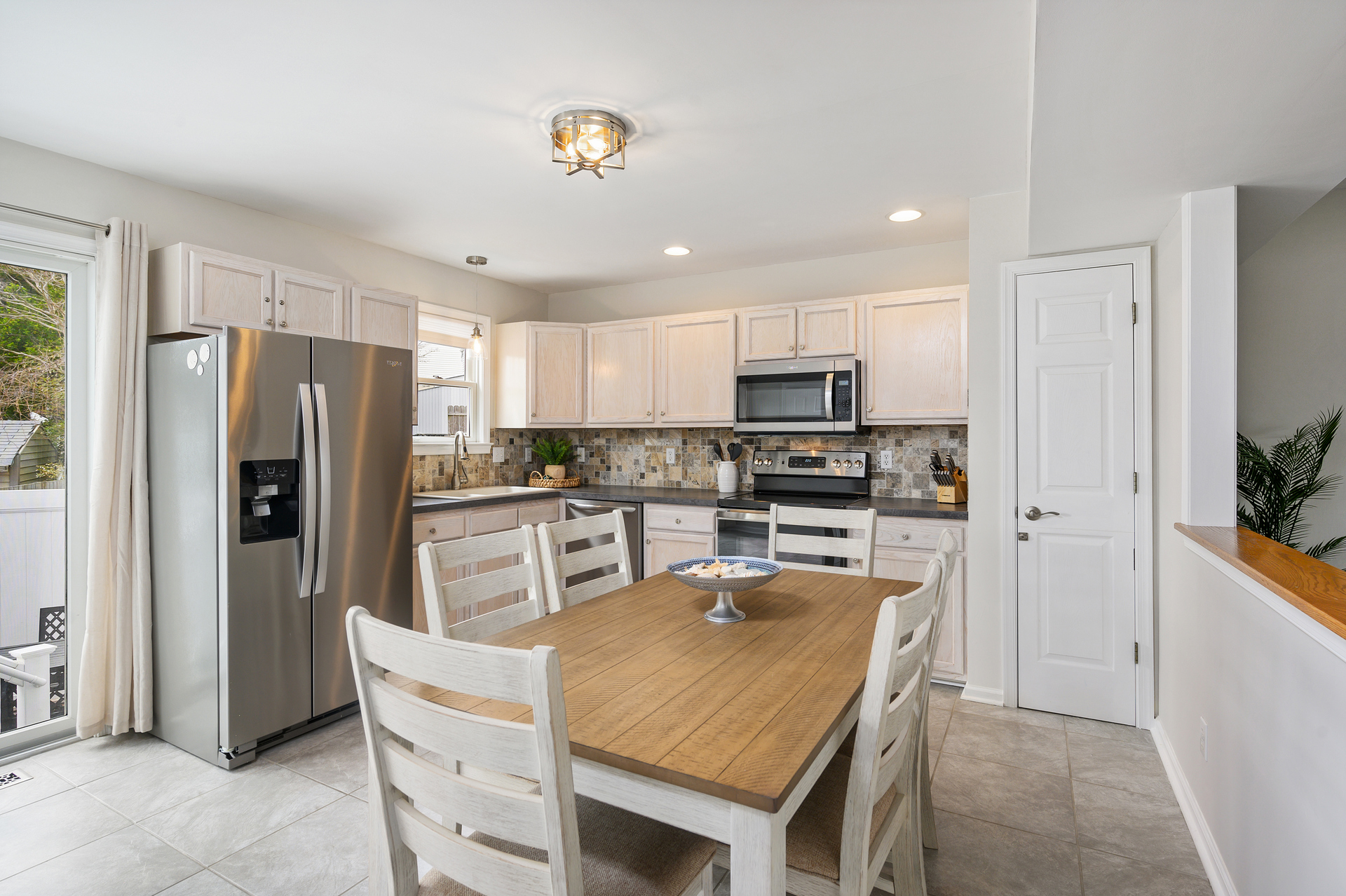 Your family Chef will feel right at home in this fully stocked kitchen
