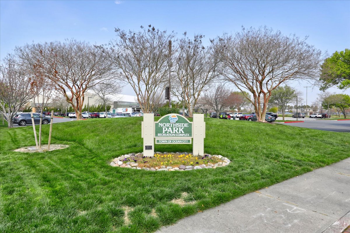 Just a short stroll to Northside Park, Mini Golf & Dumser's Dairyland!