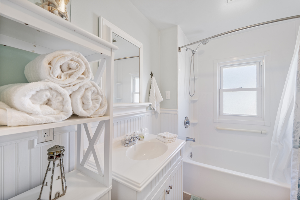 Full Bath 1 has a Tub/Shower Combo.