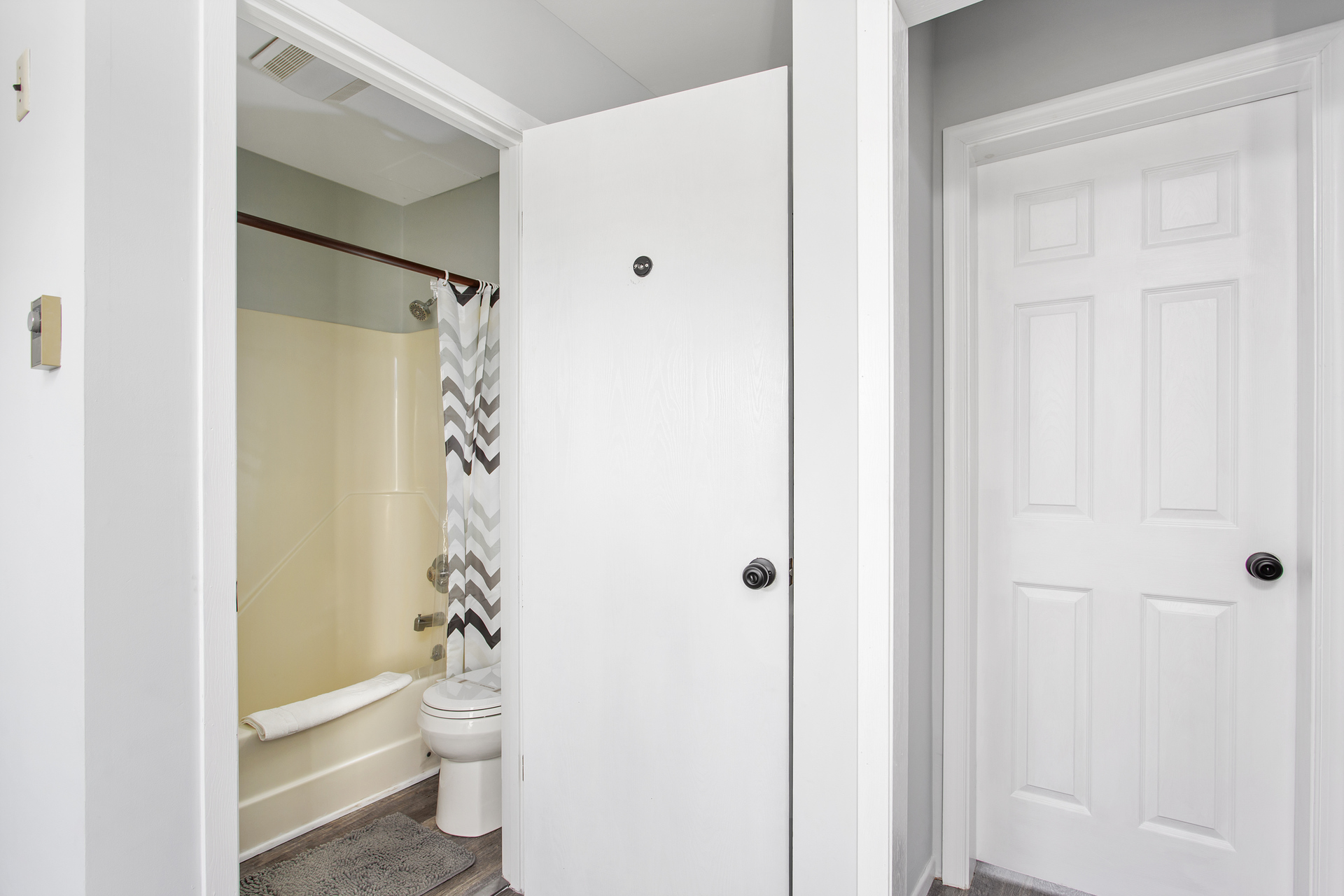 Another View of Full Bath 2 - all Linens Provided - just bring your Beach Towels!