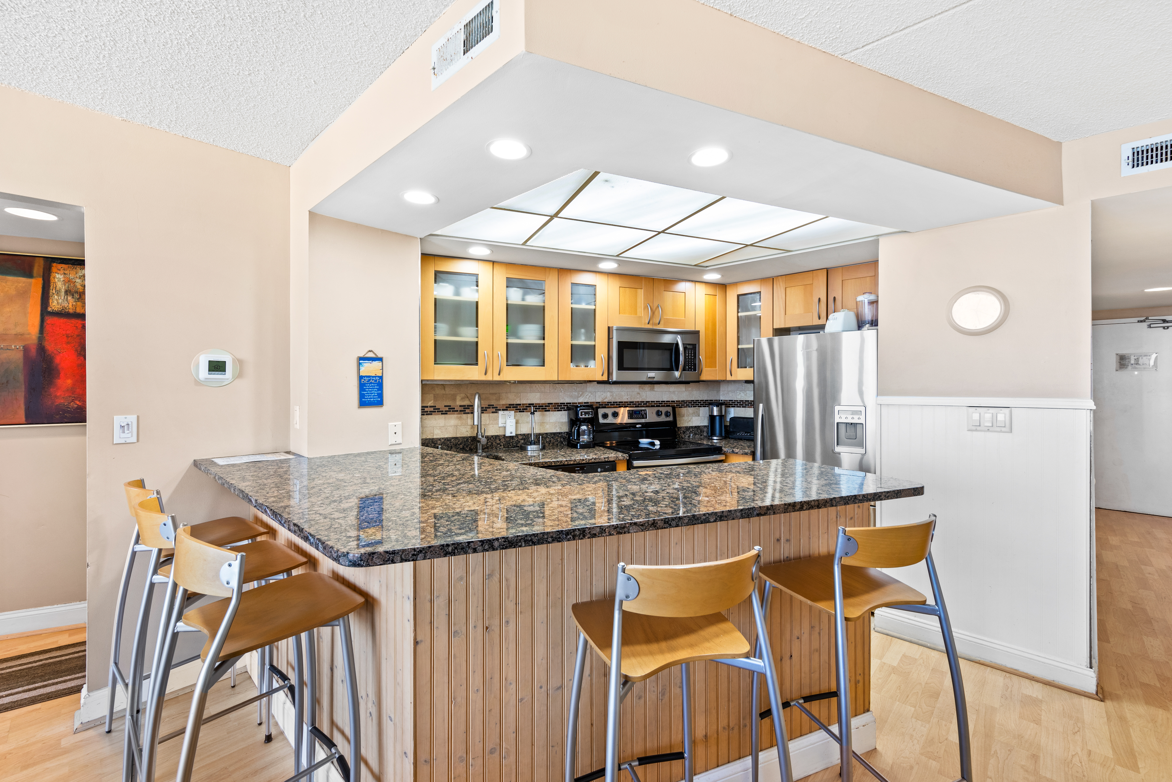 The crew will love being able to grab a quick bite to eat from this breakfast bar before heading down to the beach!