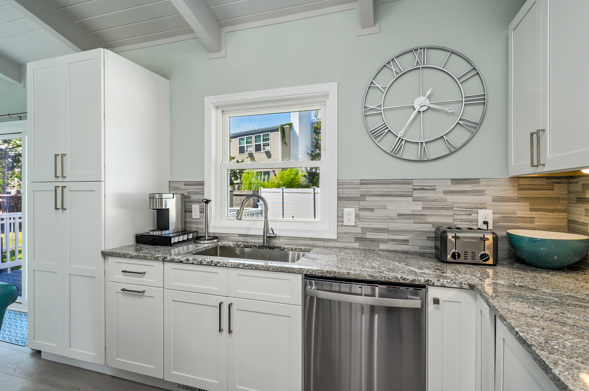 Gleaming granite countertops welcome you to this stunning kitchen!