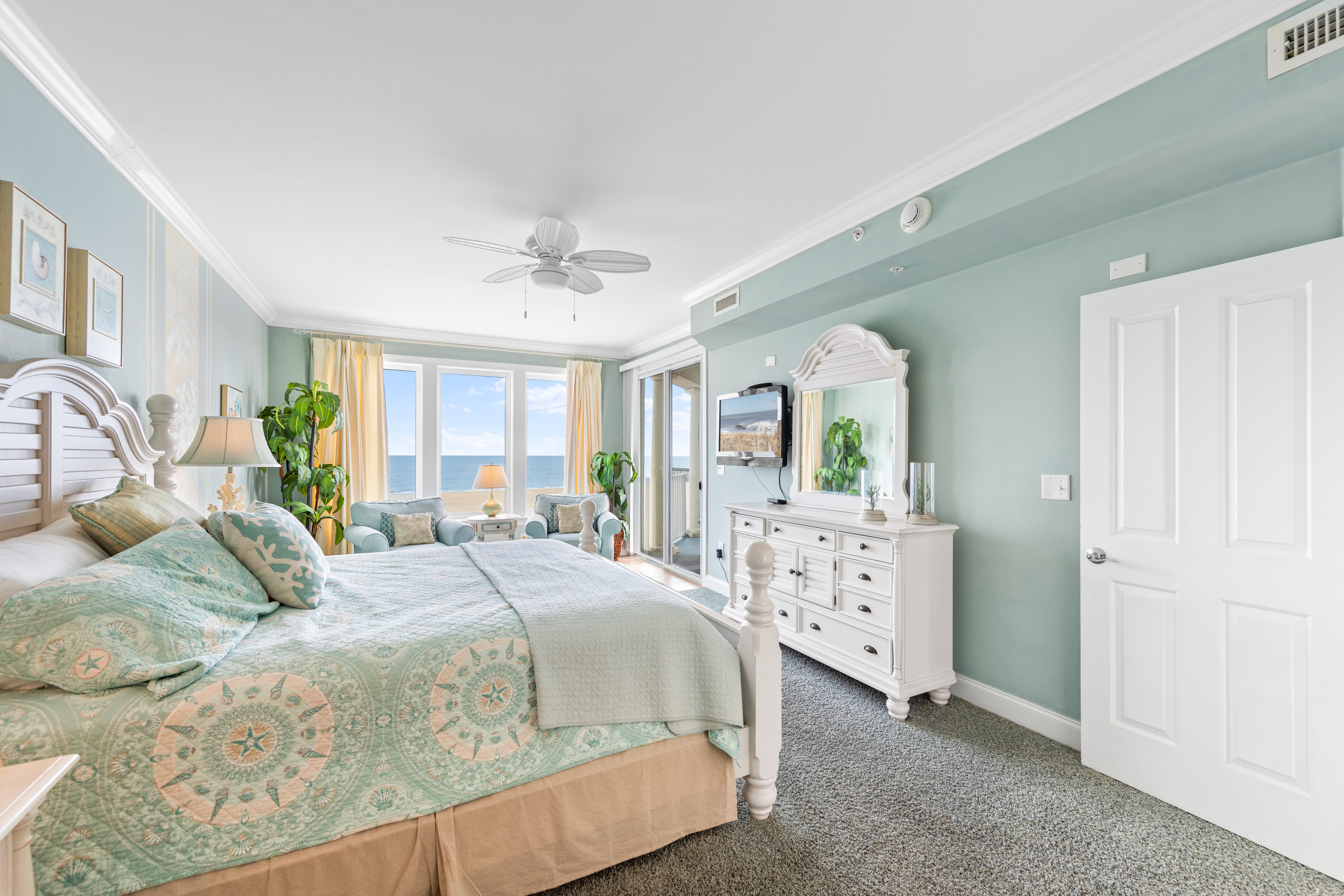 Imagine waking up to these gorgeous views right from your bed!