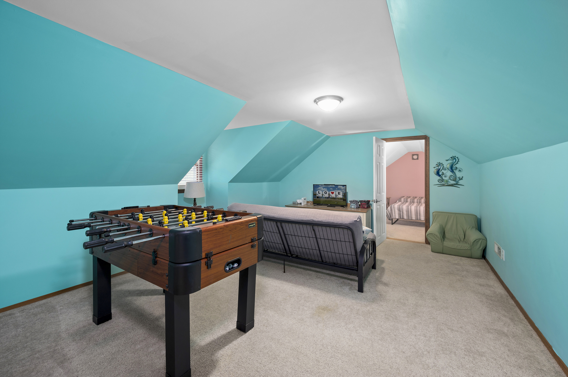 Huge Bonus/Game Room with Full Futon and Foosball!