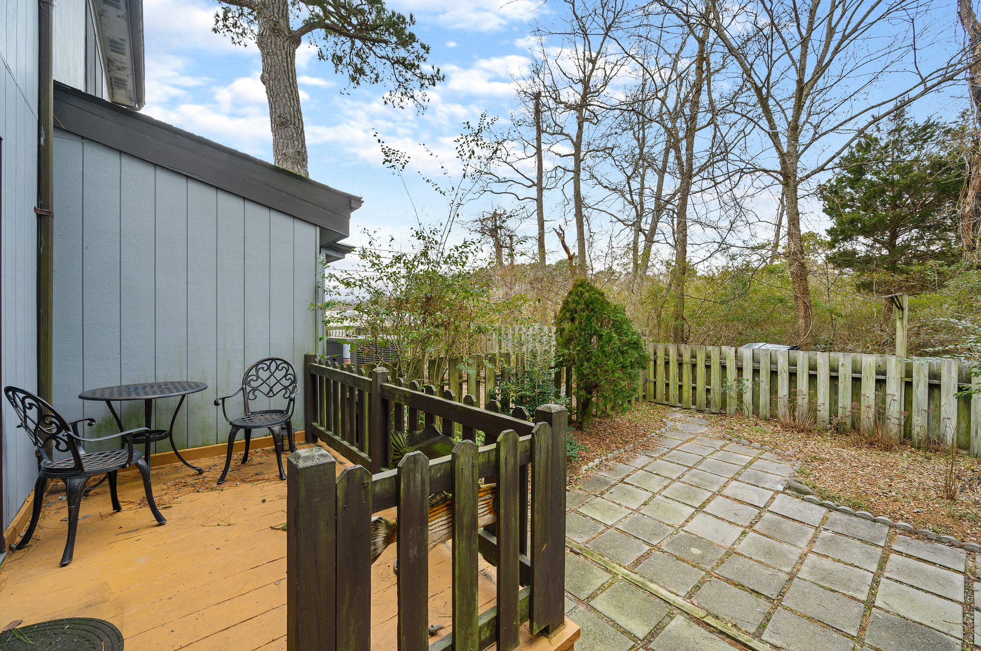 Shore Beats Work has a great little Fenced-in Yard.