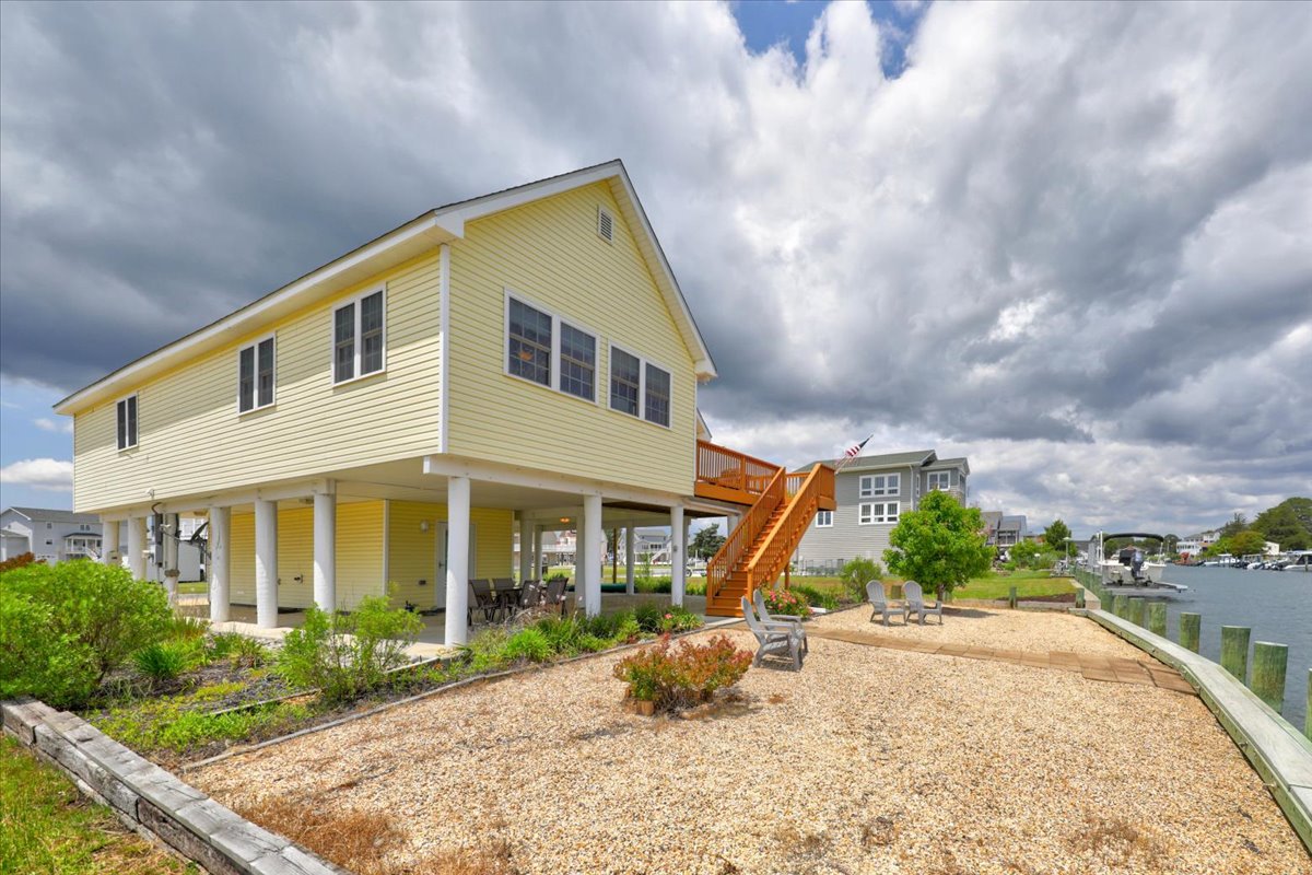 This adorable home sleeps 6 in comfort and style.