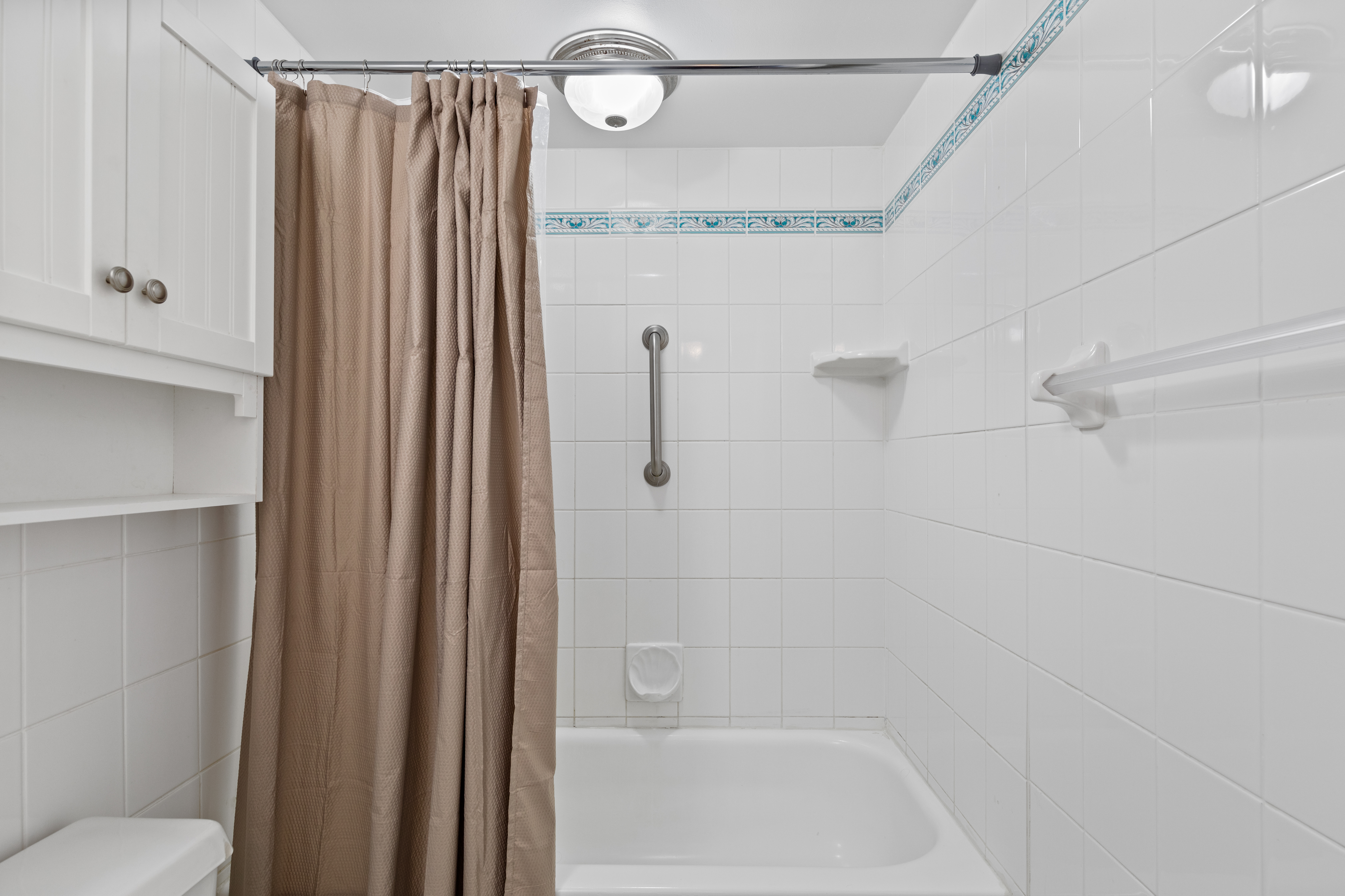 Features a Shower/Tub combo.