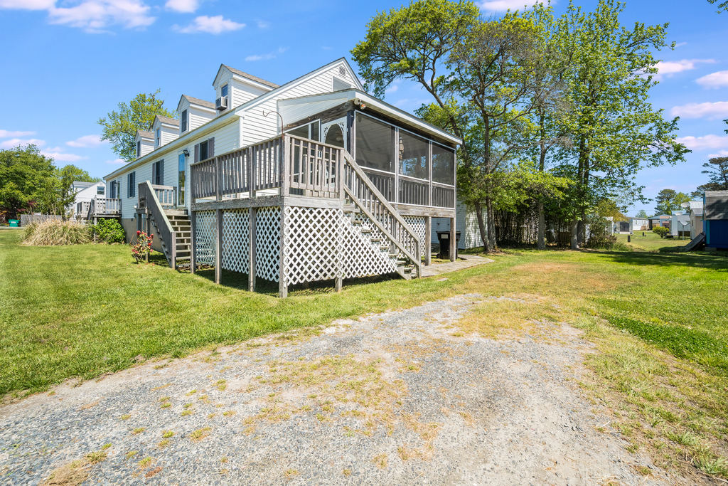 Relax on the Screened Porch & listen to the Tree Frogs sing in the evening.