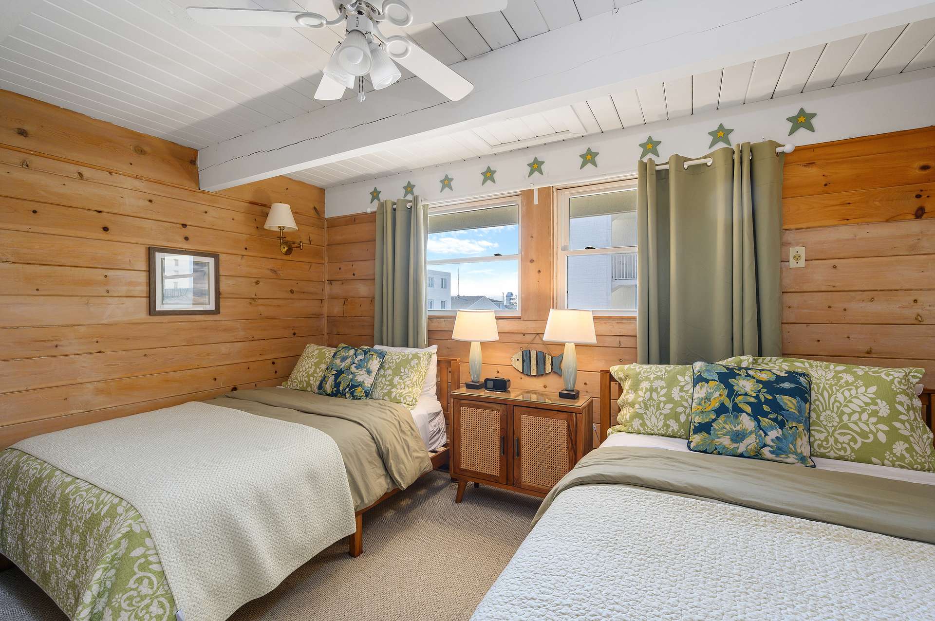 With 2 Queen beds, this room sleeps up to 4.