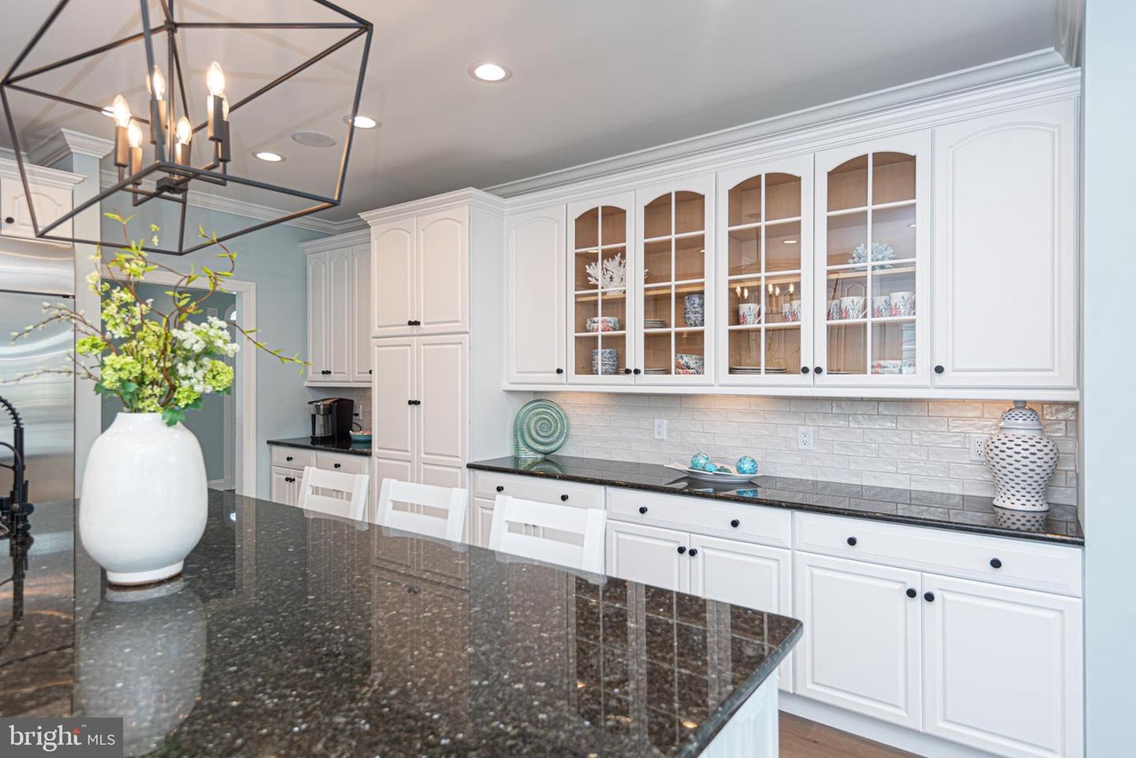 Sprawling countertops, Viking Appliances, and more!