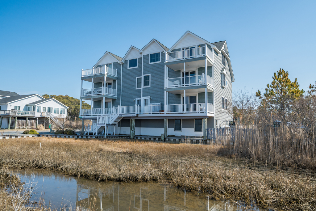 Welcome to beautiful Calm Tide - Waterfront on South Main Street!