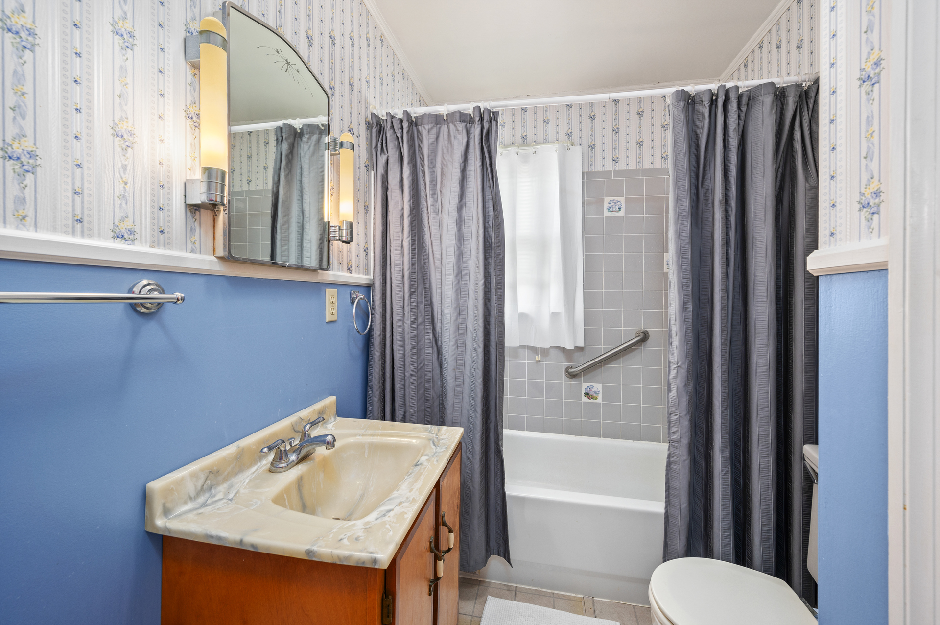 Full Bath has Tub/Shower Combo.