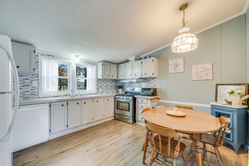 Additional Eating Space in the Kitchen.