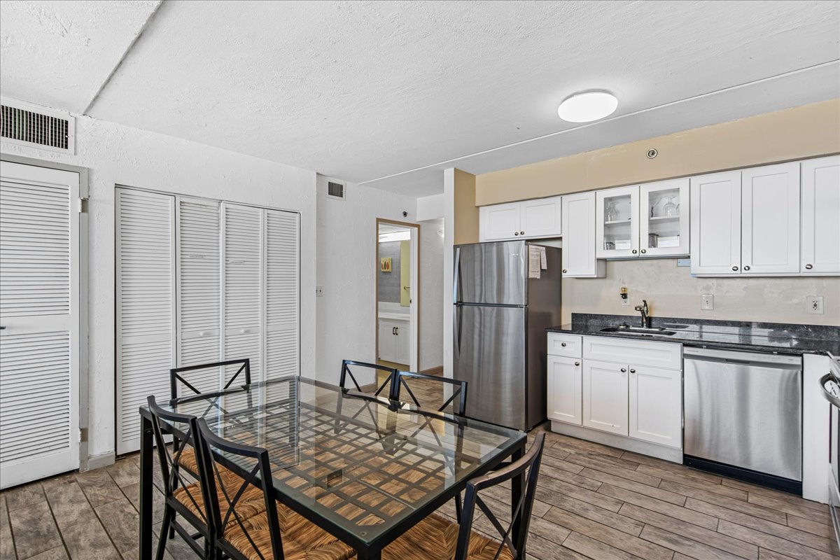 Stainless Steel Appliances & all the conveniences of Home!