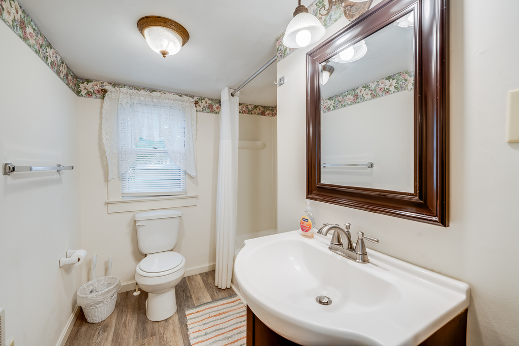 Full Bath with Tub/Shower Combo.