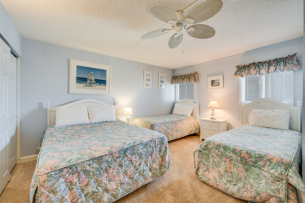 The Bedroom has a Cozy Queen Bed and 2 Twin Beds!