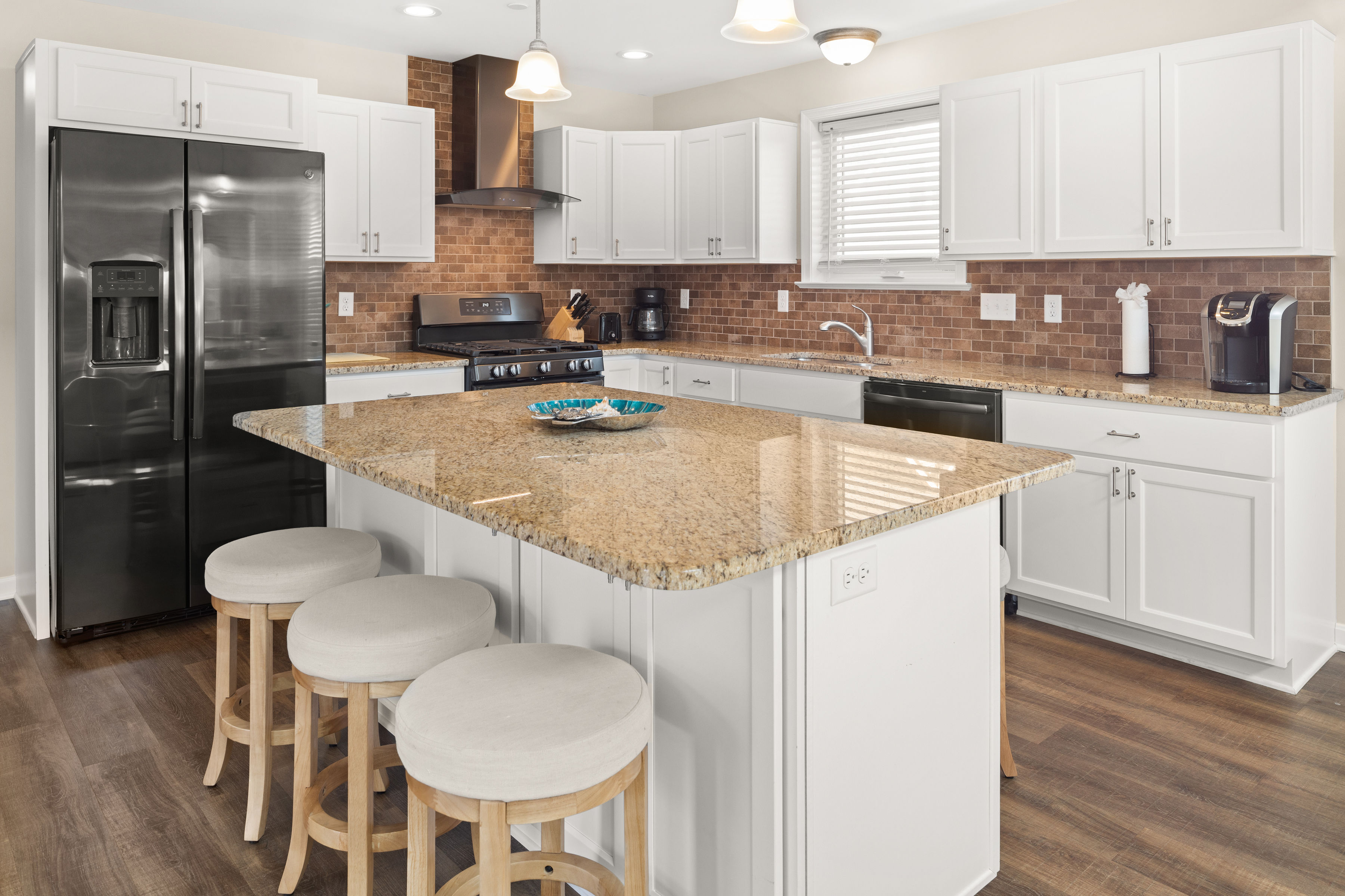 Stainless steel appliances & all the luxuries of this kitchen will be a chef's dream!