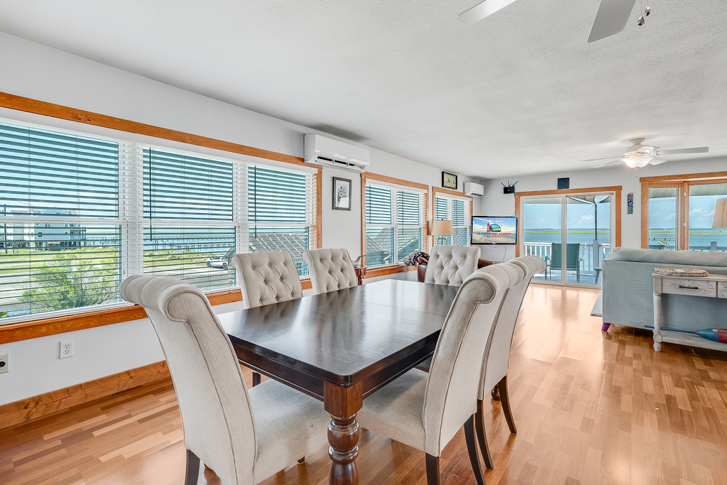Moon Fish sleeps 7 more than comfortably in 3 Bedrooms and with 2 Full Baths.