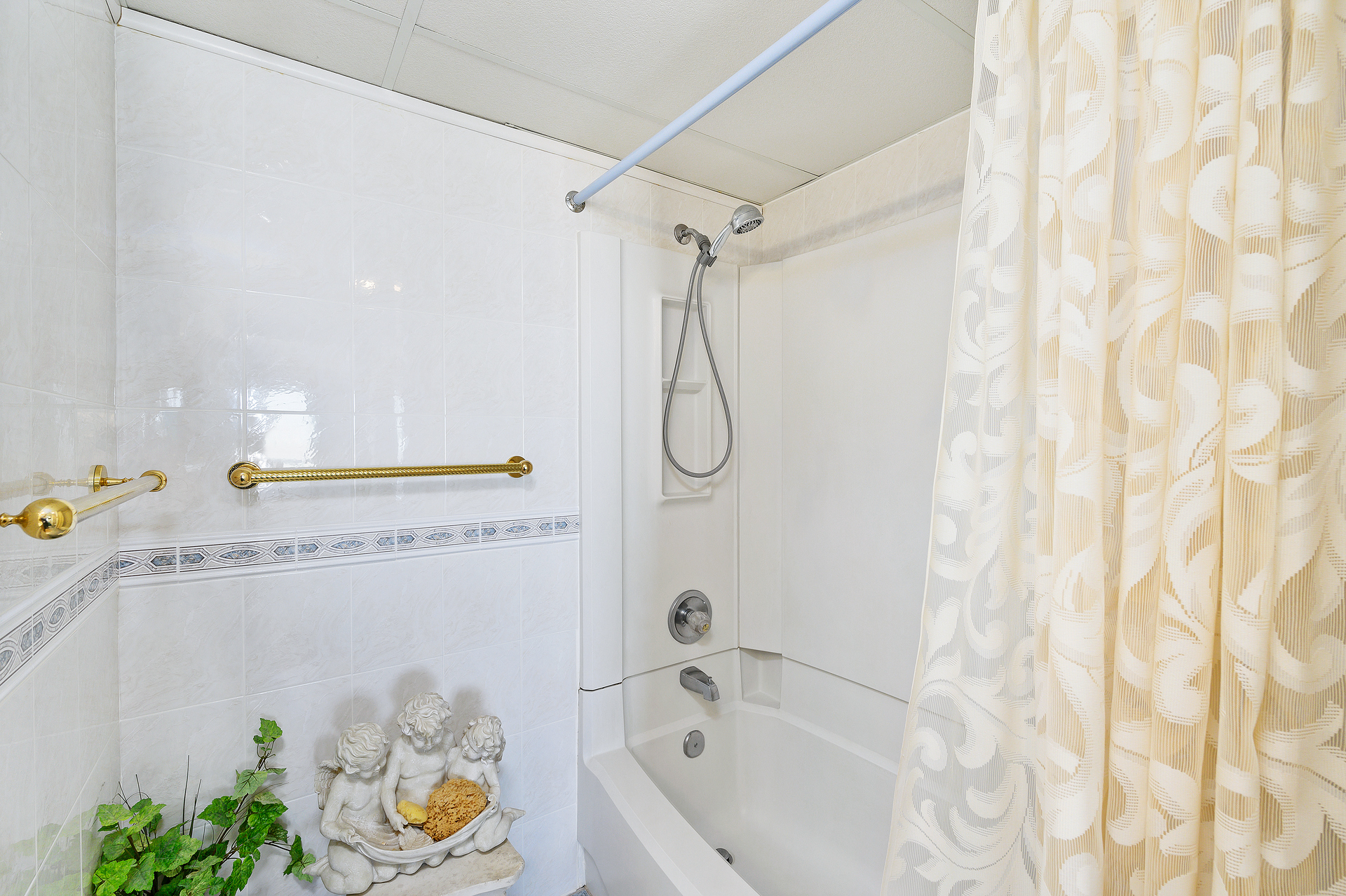 Primary Bath has a tub/shower combo with removable shower head
