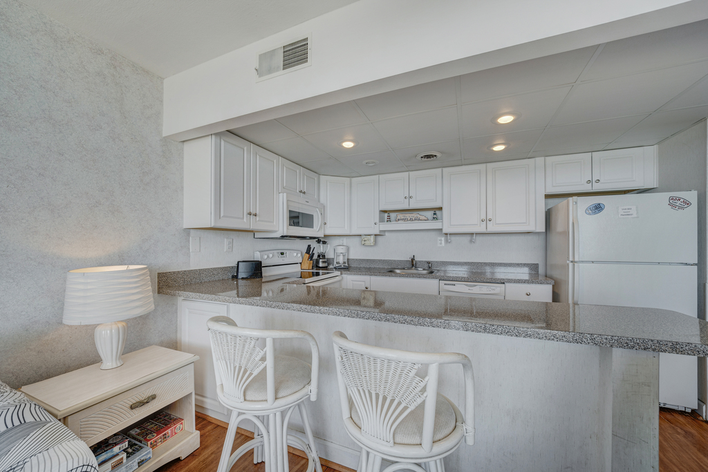 Grab a quick bite to eat at the Breakfast Bar before hitting the Beach!