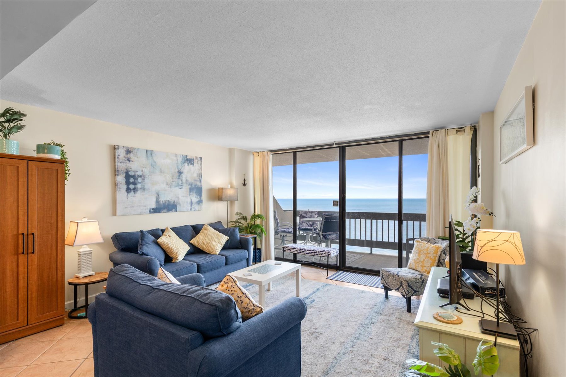 This lovely condo sleeps 6.