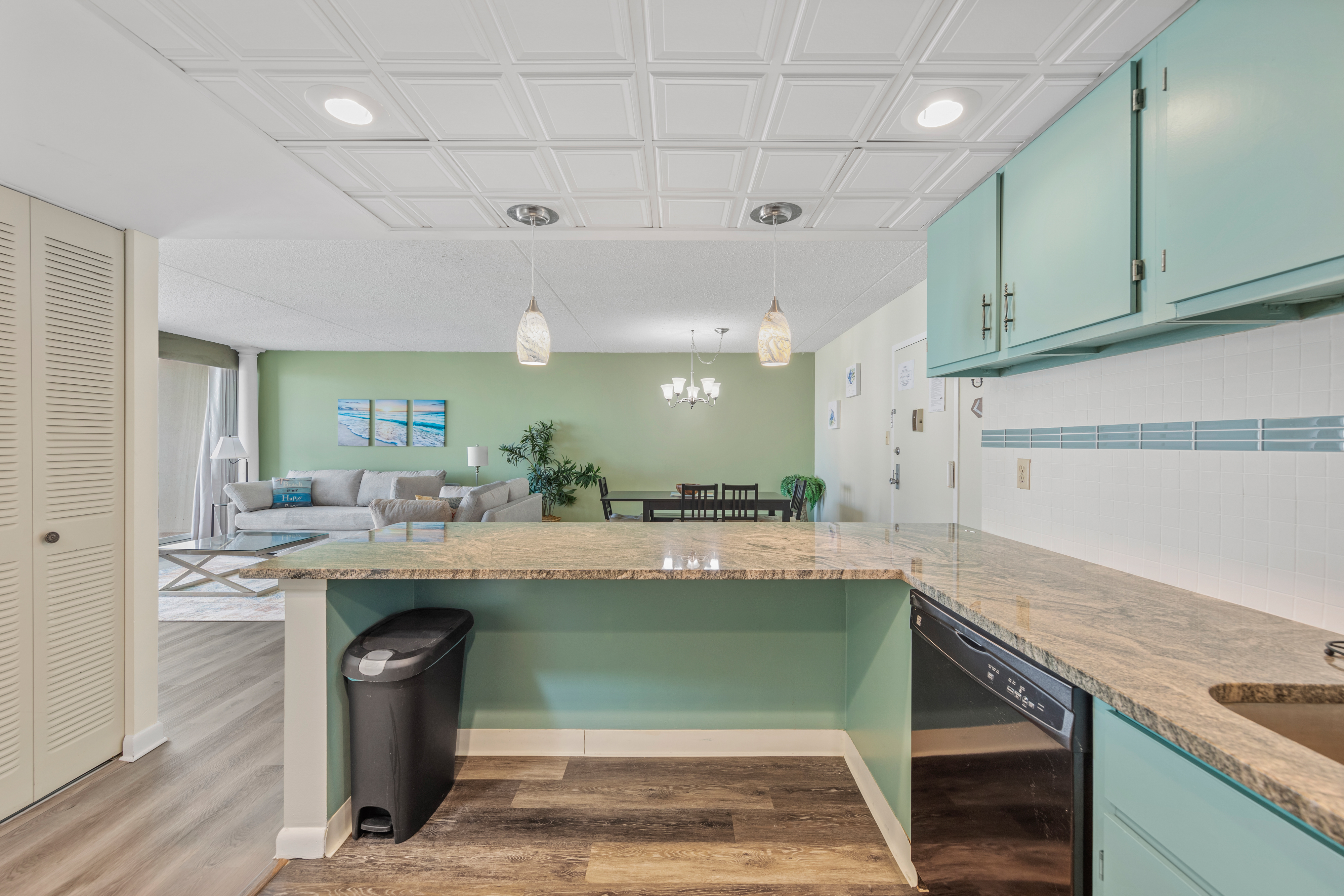 Gorgeous countertops provide plenty of space for meal prepping