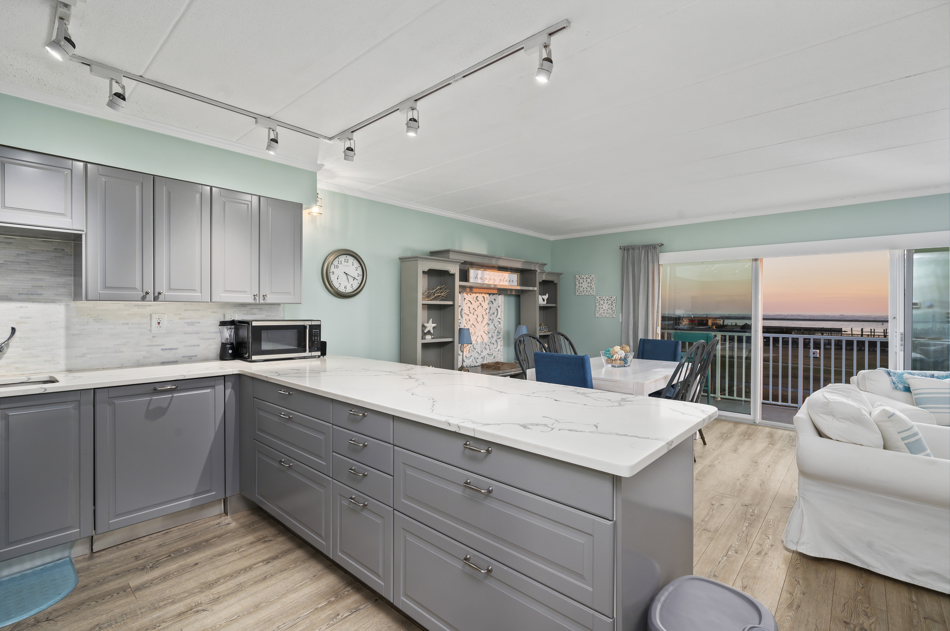 This Kitchen has everything you'll need to make meal time a breeze!